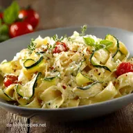 Schnelle Pasta mit Zucchini Joghurtso&szlig;e: Cremig leicht in 25 Min.