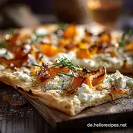 Flammkuchen mit K&uuml;rbis und Feta: Knusprig cremig