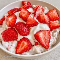 Proteinreiche Overnight Oats mit Erdbeeren