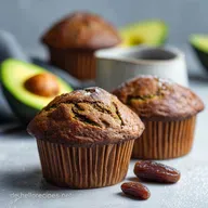 Zuckerfreie Muffins mit Avocado: Saftig Dattel-S&uuml;&szlig;