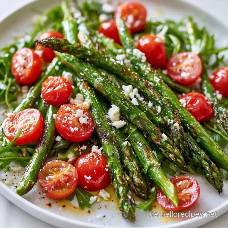 Elegant angerichteter gr&uuml;ner Spargelsalat mit cremigen Feta-St&uuml;cken und frischen Kr&auml;utern auf einer schicken Servierplatte.