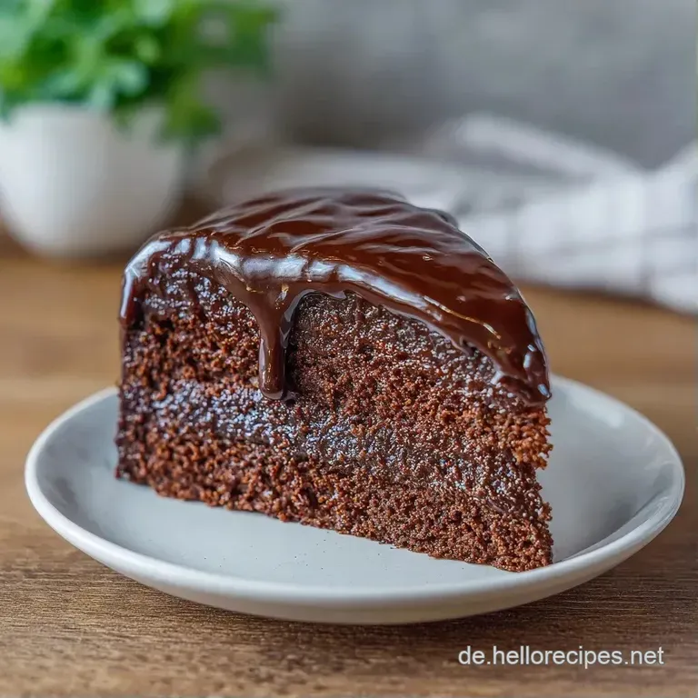 Ein St&uuml;ck dunkler Kuchen auf wei&szlig;em Porzellan, garniert mit frischen roten Beeren und einem Klecks wei&szlig;er Creme.